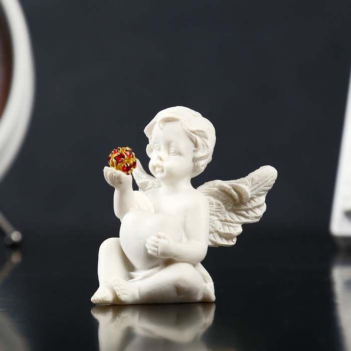 Сувенир полистоун "Ангелочек с сердцем и красным шариком" стразы МИКС 4х3,5х4 см