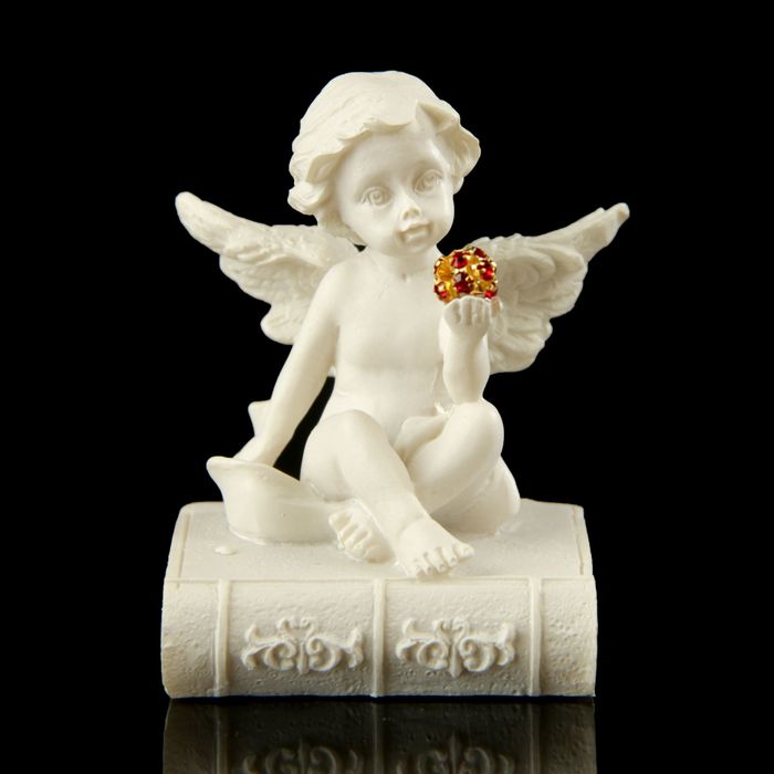 Сувенир полистоун "Ангелочек с красным шариком на книге" стразы МИКС 6х4,5х3,5 см