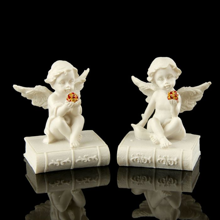 Сувенир полистоун "Ангелочек с красным шариком на книге" стразы МИКС 6х4,5х3,5 см