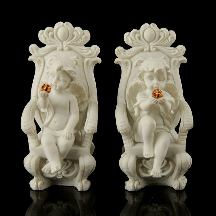 Сувенир полистоун "Ангелочек на троне с красным шариком" стразы МИКС 10х5,5х6 см