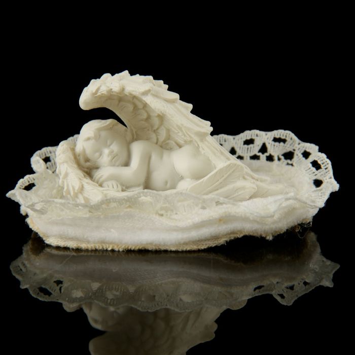 Сувенир полистоун "Спящий ангелочек в крыльях" ажурная салфетка 3,5х6,5х3,5 см