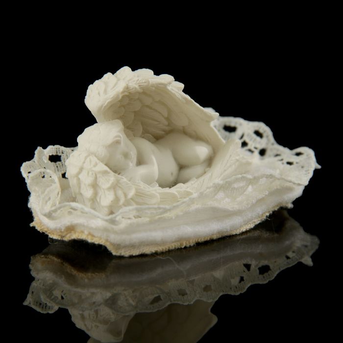 Сувенир полистоун "Спящий ангелочек в крыльях" ажурная салфетка 3,5х6,5х3,5 см