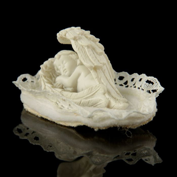 Сувенир полистоун "Спящий ангелочек в крыльях" ажурная салфетка 3,5х6,5х3,5 см