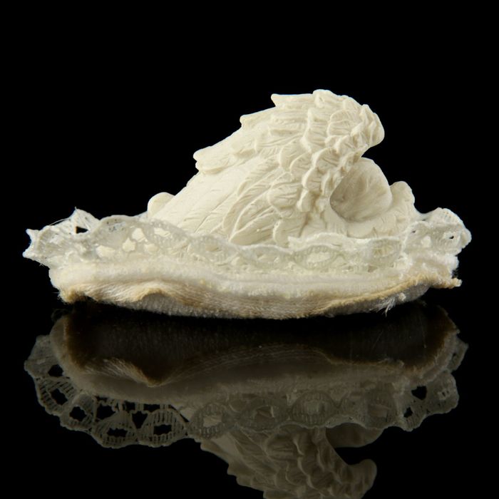 Сувенир полистоун "Спящий ангелочек в крыльях" ажурная салфетка 3,5х6,5х3,5 см