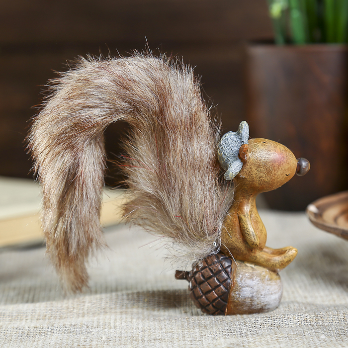 Сувенир полистоун "Белочка с пушистым хвостом на жёлуде" 12х7х3 см