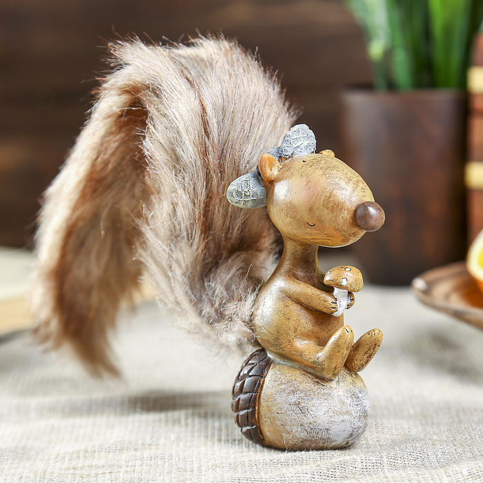 Сувенир полистоун "Белочка с пушистым хвостом на жёлуде с грибочком" 13х8,5х3,7 см