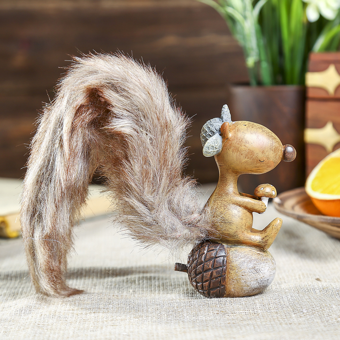 Сувенир полистоун "Белочка с пушистым хвостом на жёлуде с грибочком" 13х8,5х3,7 см