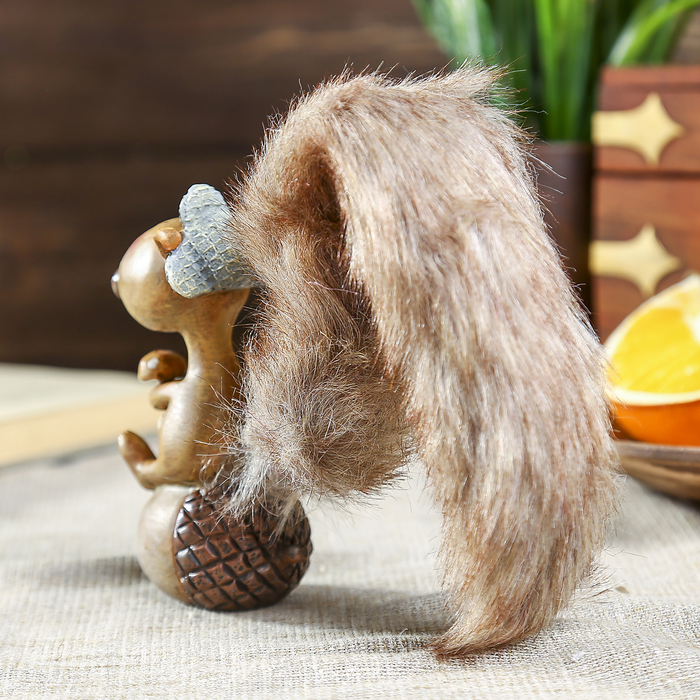 Сувенир полистоун "Белочка с пушистым хвостом на жёлуде с грибочком" 13х8,5х3,7 см