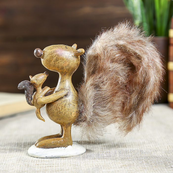 Сувенир полистоун "Белочка с пушистым хвостом и бельчонком" 12х12х4 см