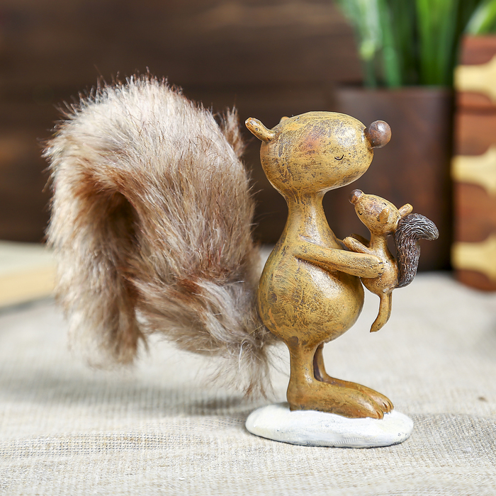 Сувенир полистоун "Белочка с пушистым хвостом и бельчонком" 12х12х4 см