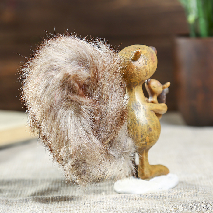 Сувенир полистоун "Белочка с пушистым хвостом и бельчонком" 12х12х4 см