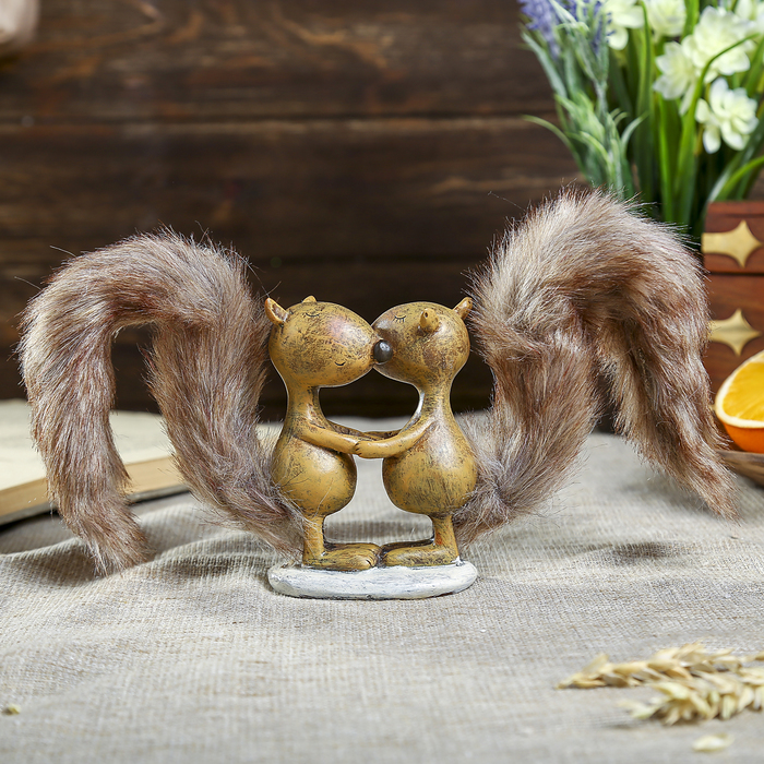 Сувенир полистоун "Влюблённые бельчата с пушистыми хвостиками" 14х13х4,5 см