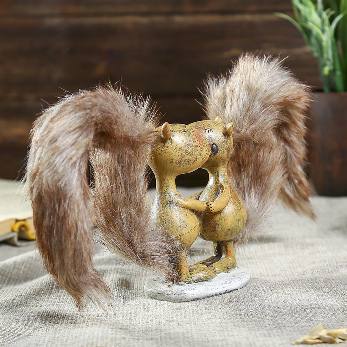 Сувенир полистоун "Влюблённые бельчата с пушистыми хвостиками" 14х13х4,5 см