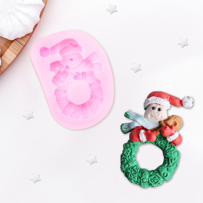 Молд 7,3х5 см "Снеговик с венком", цвета МИКС