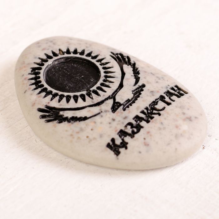 Магнит в форме гальки с гравировкой «Казахстан»