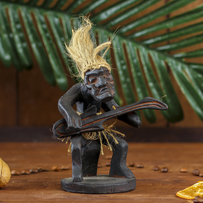 Сувенир дерево "Абориген-гитарист" 15х7х7 см