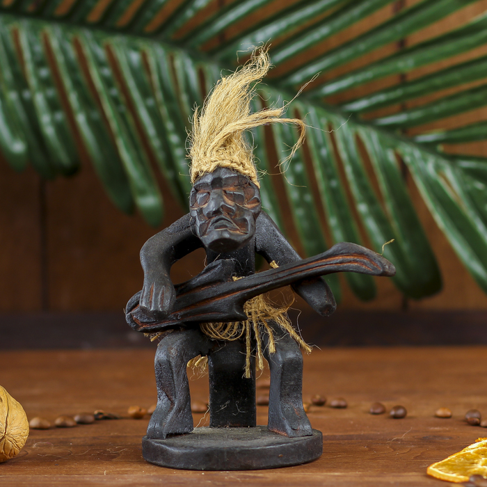 Сувенир дерево "Абориген-гитарист" 15х7х7 см