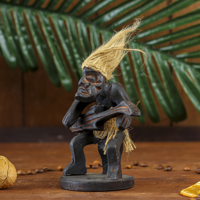 Сувенир дерево "Абориген-гитарист" 15х7х7 см