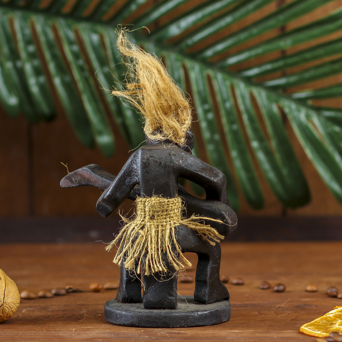 Сувенир дерево "Абориген-гитарист" 15х7х7 см