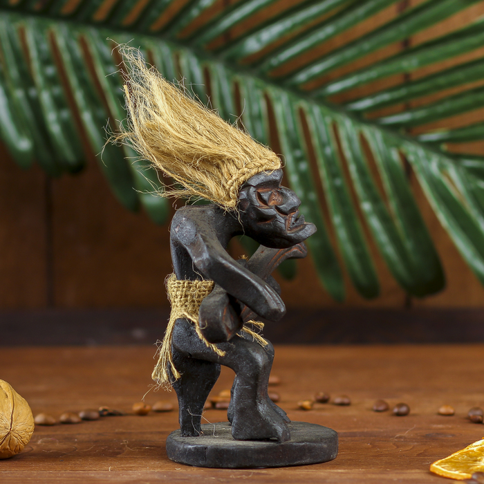 Сувенир дерево "Абориген-гитарист" 15х7х7 см