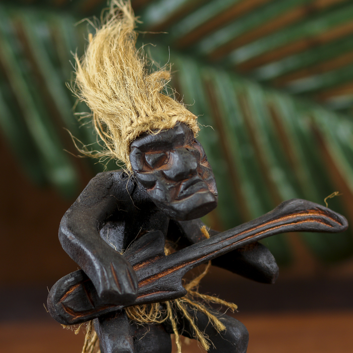 Сувенир дерево "Абориген-гитарист" 15х7х7 см