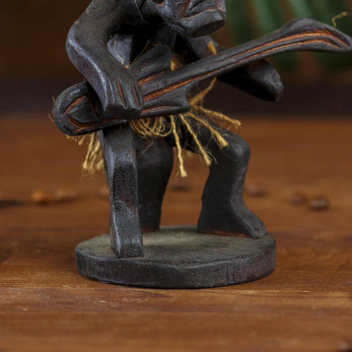 Сувенир дерево "Абориген-гитарист" 15х7х7 см