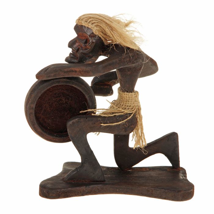 Сувенир дерево "Абориген-музыкант" 18х18х7 см