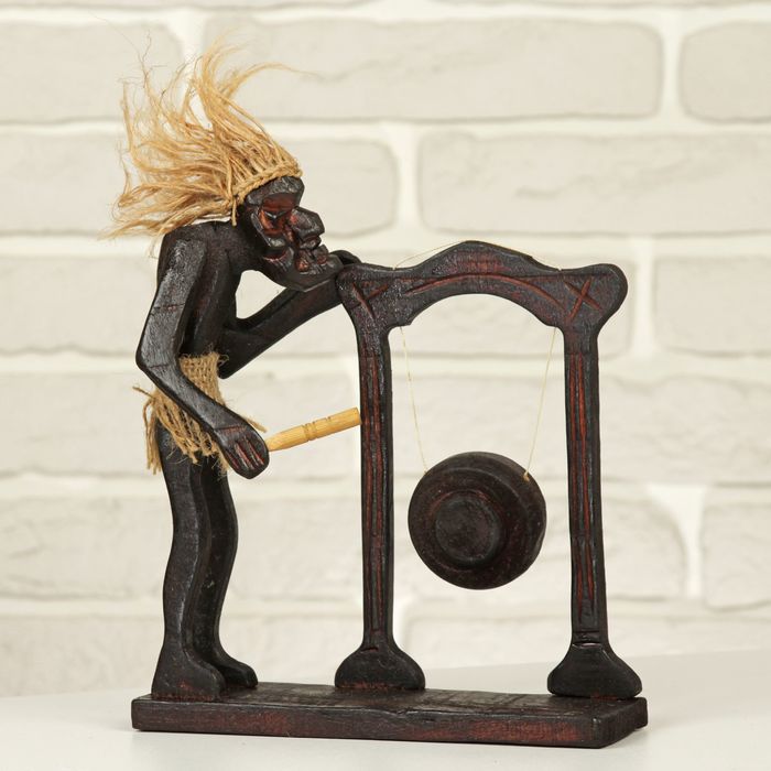 Сувенир дерево "Абориген-музыкант" 18х15х7 см