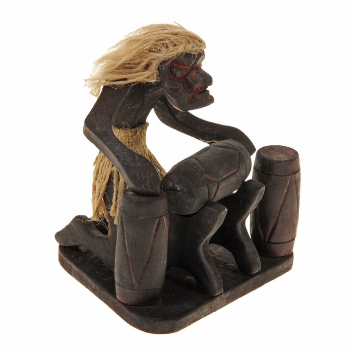 Сувенир дерево "Абориген с тремя барабанами" 17х14х14 см