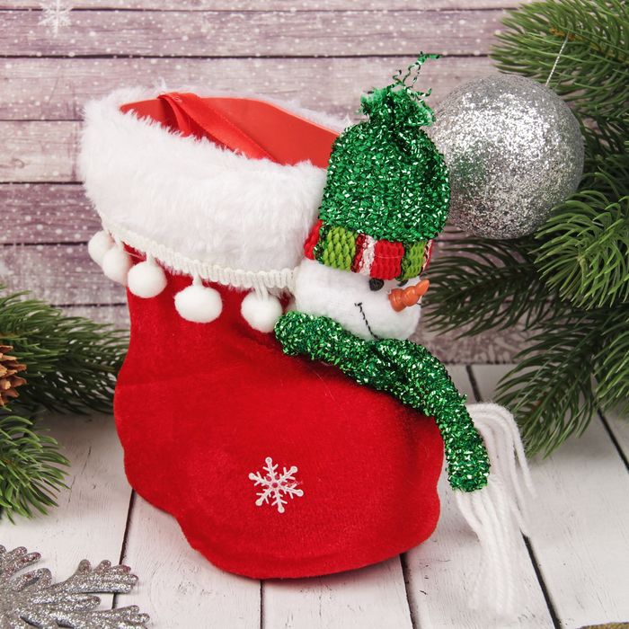 Подарочная упаковка "Сапожок" с зелёным снеговиком, вместимость 150 г