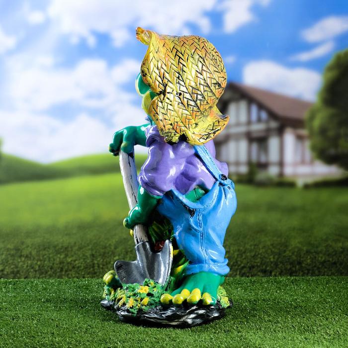 Садовая фигура "Лягушка с лопатой" 50 см микс