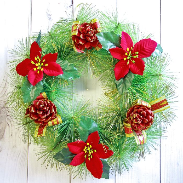 Венок новогодний "Красные цветы" d-28 см