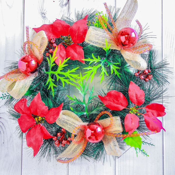 Венок новогодний "Красные цветы и банты" d-25 см