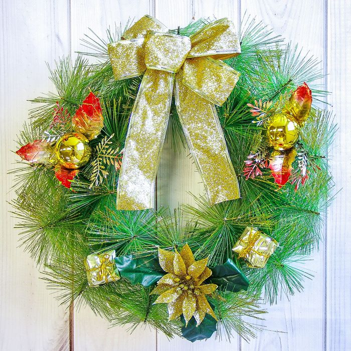 Венок новогодний "С золотым бантом" d-28 см