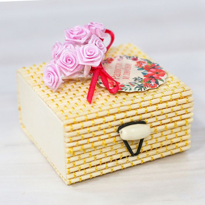 Шкатулка - соломка "Радости и любви", квадратная, желтая нить