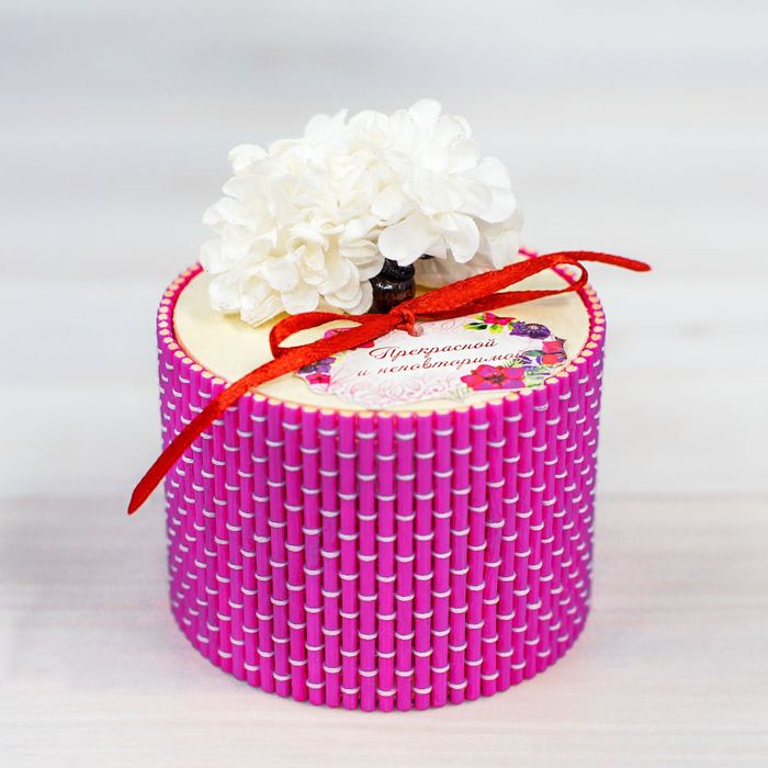 Шкатулка - соломка "Прекрасной и неповторимой", круглая, розовая