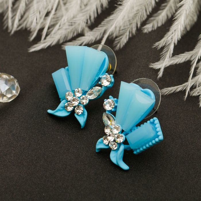 Серьги со стразами "Цветение" абстракция, цвет бело-голубой