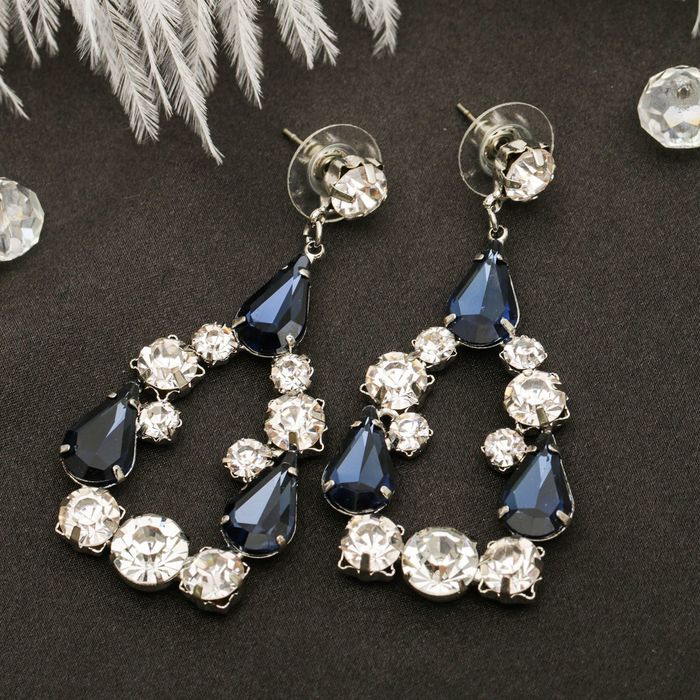 Серьги висячие со стразами "Капля" воздушная, цвет бело-синий в серебре