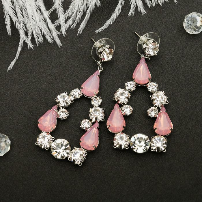 Серьги висячие со стразами "Капля" воздушная, цвет бело-розовый в серебре