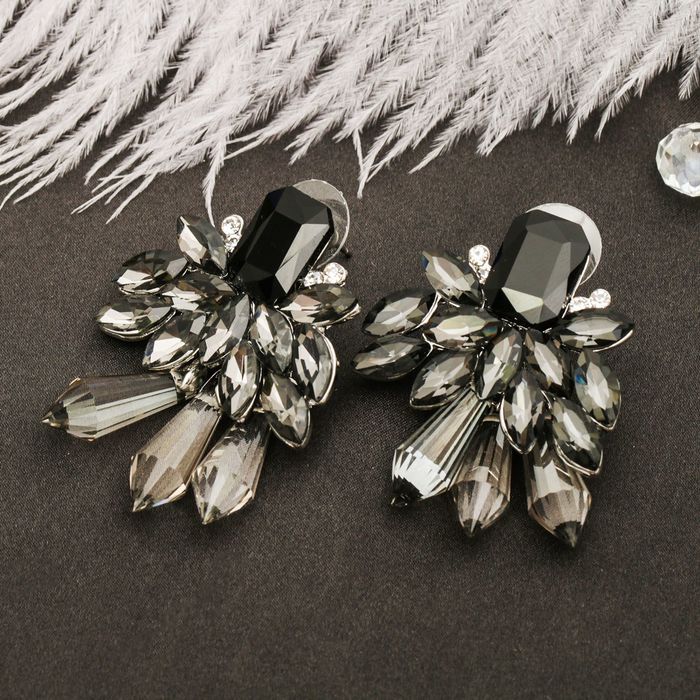 Серьги со стразами "Цветение" абстракция, кристаллы, цвет бело-серый в серебре