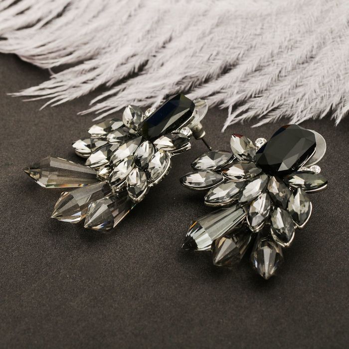 Серьги со стразами "Цветение" абстракция, кристаллы, цвет бело-серый в серебре