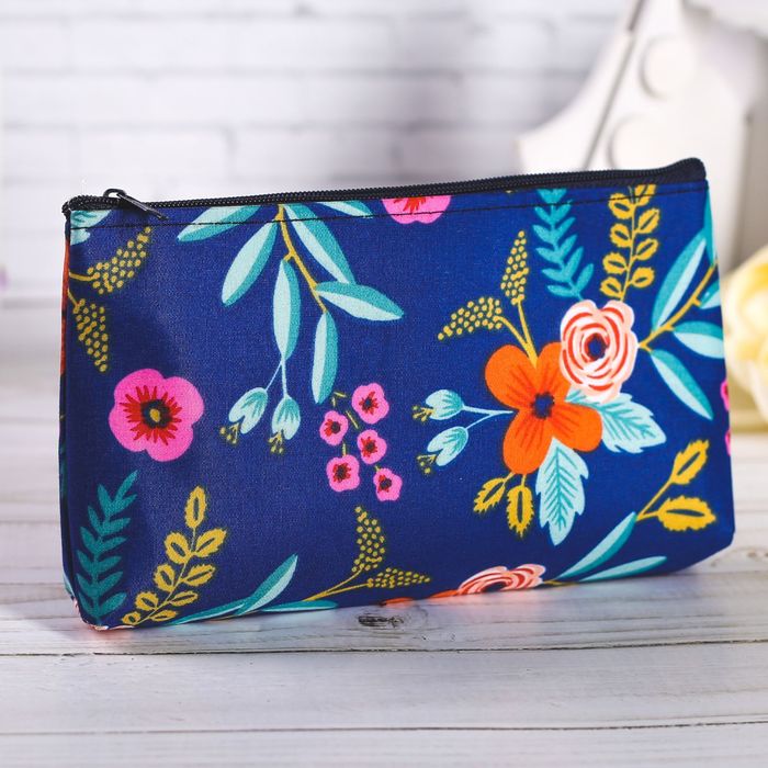 Косметичка простая «Цветы», отдел на молнии, цвет синий