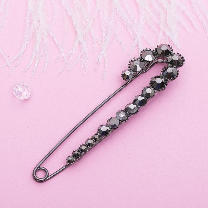 Булавка "Россыпь страз", цвет серый в сером металле
