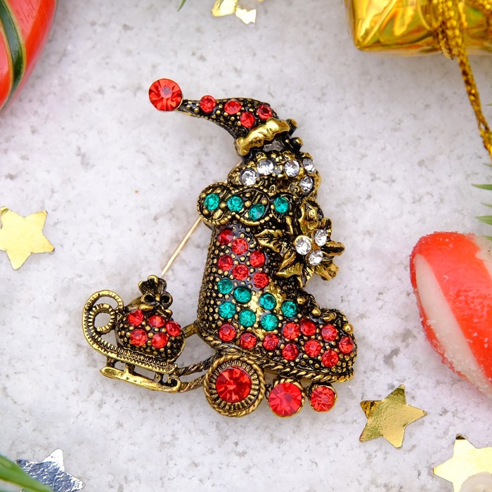 Брошь "Новогодняя сказка" гном в санях, цвет красно-зеленый в черненом золоте