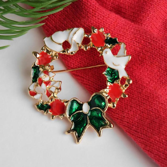 Брошь "Новогодняя сказка" венок с голубями, цвет красно-бело-зеленый в золоте