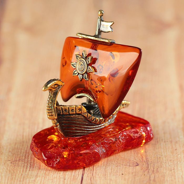 Сувенир из латуни и янтаря "Ладья"