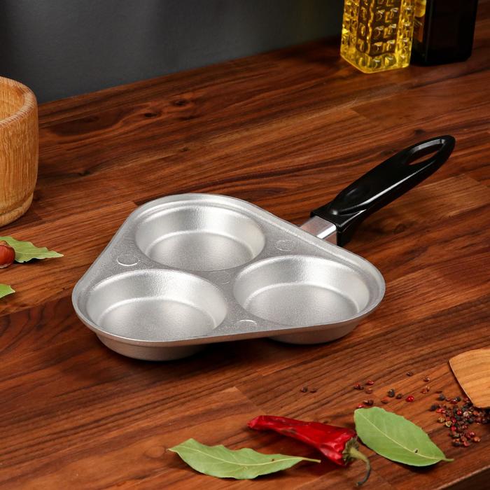 Сковорода - оладница с пластмассовой ручкой