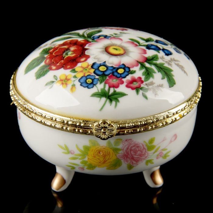 Шкатулка керамика на ножках круглая "Гвоздики" 5,5х8х8 см