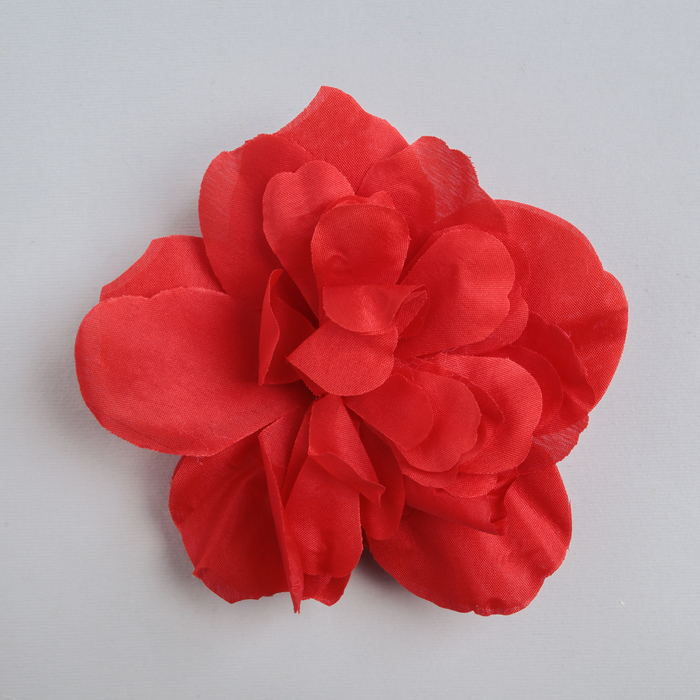 Красный цветок для декора