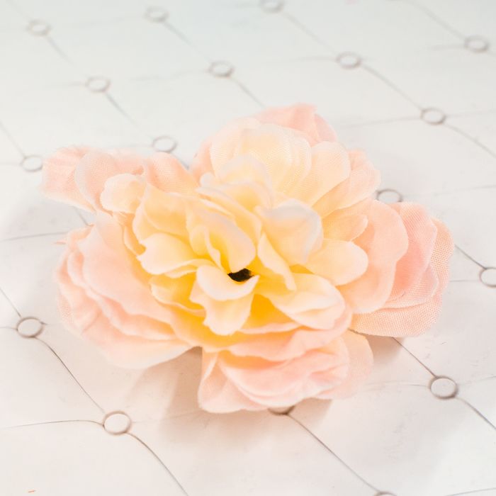 Розово-кремовый цветок для декора